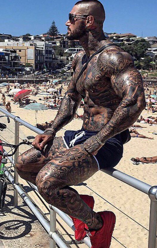 ”Soldatul musulman”, popular pe Instagram după ce și-a tatuat întregul corp