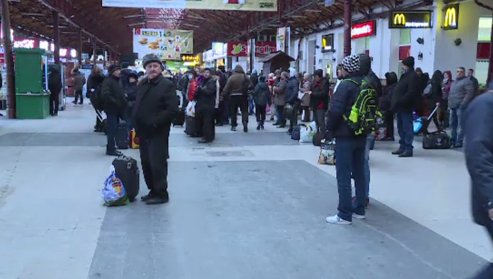 Întârzieri de sute de minute, din cauza vremii. CFR va anula marți 11 trenuri