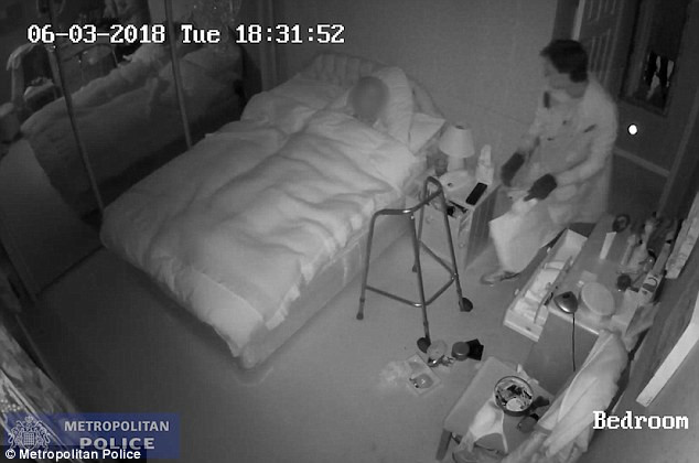 Hoț filmat în timp ce caută bunuri de valoare chiar în fața proprietarei casei. "Îți caut bijuteriile!"