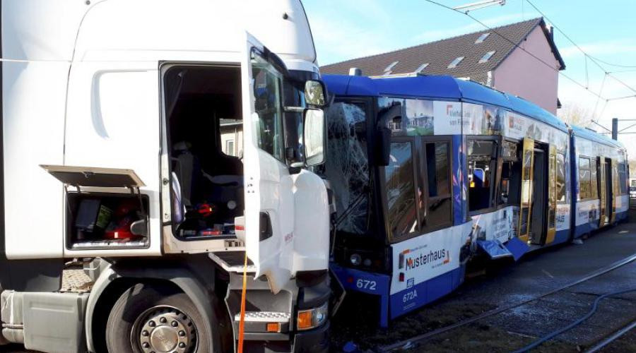 Cel puţin 15 persoane au fost rănite în urma coliziunii între un tramvai şi camion, în Germania