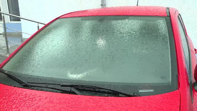 Freezing rain a pus stăpânire pe toată țara. La noapte, situația se va înrăutăți