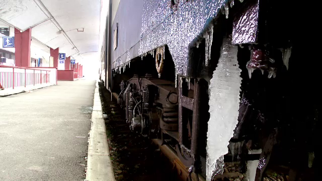 11 trenuri anulate din cauza vremii. CFR dă vina pe chiciura de pe liniile de tensiune