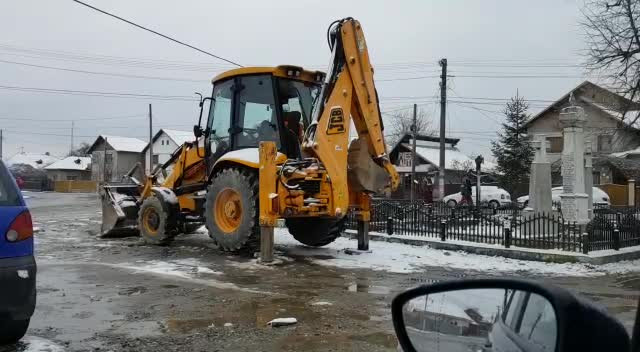În loc să deszăpezească, a adormit în utilaj cu motorul pornit. VIDEO