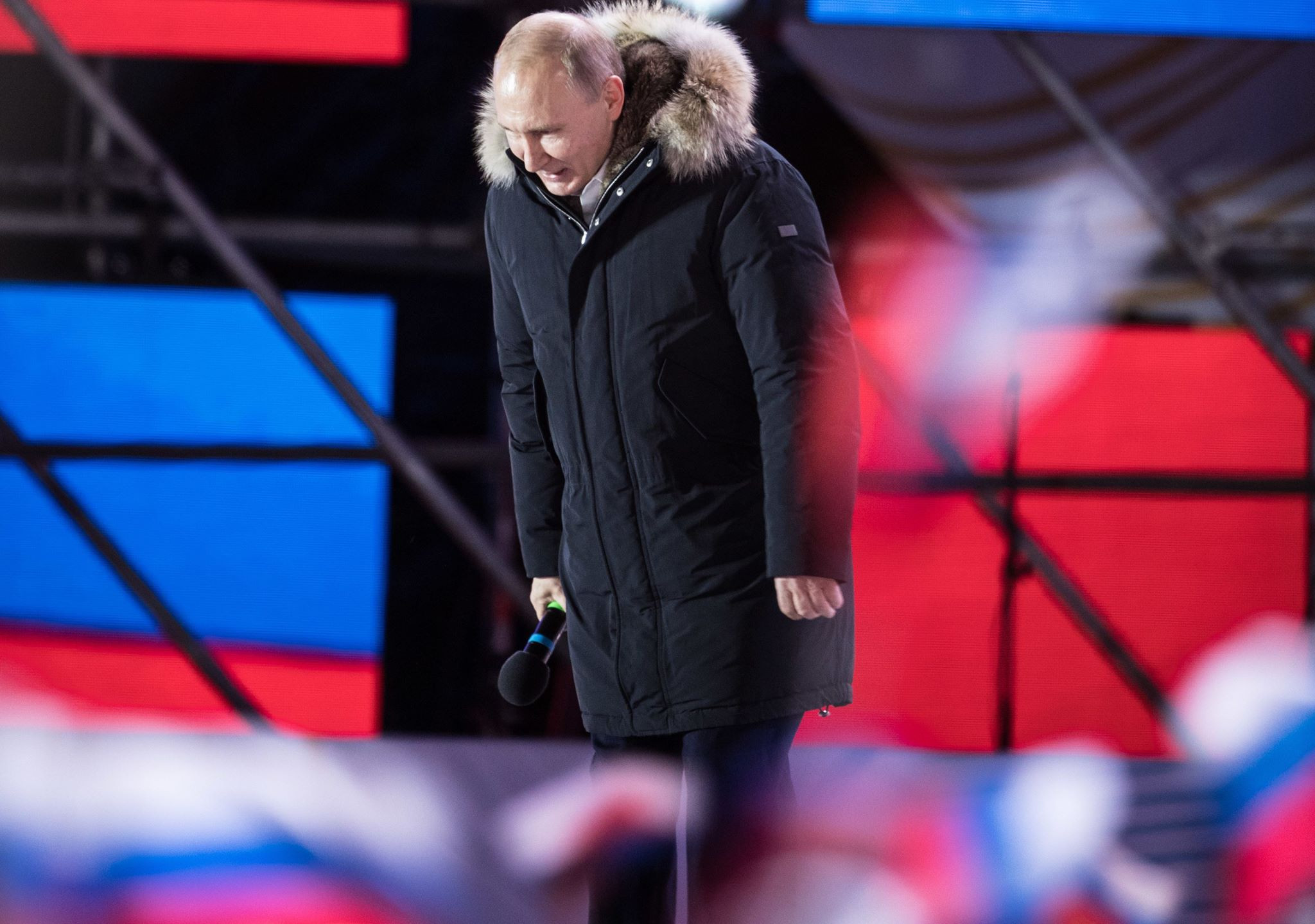 Vladimir Putin face o plecăciune în fața mulțimii, la Moscova, după ce a câștigat alegerile