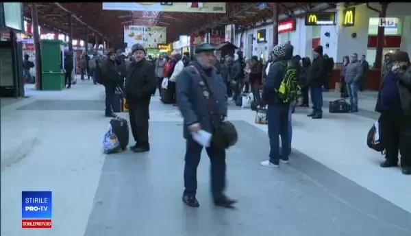 Mai multe trenuri, anulate din cauza fenomenului de chiciură de la nivelul firelor de contact