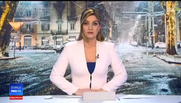 Fenomenul freezing rain a pus stăpânire pe toată țara. Mașinile și șoselele, acoperite de o pojghiţă periculoasă
