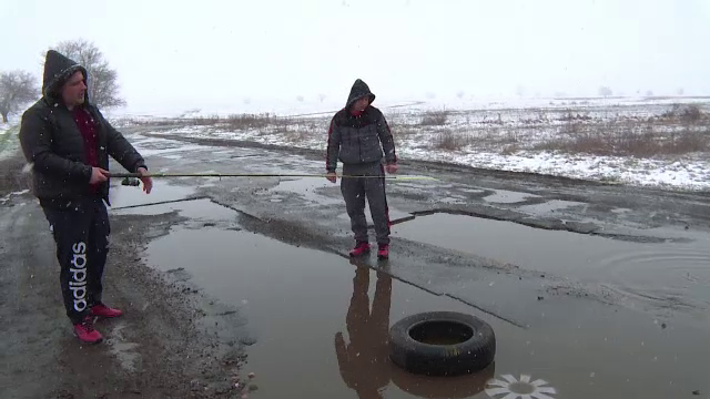 Șoferii din Gorj au ieșit la pescuit pe drumul către Tg. Jiu. ”Cu mașina mergem pe câmp”