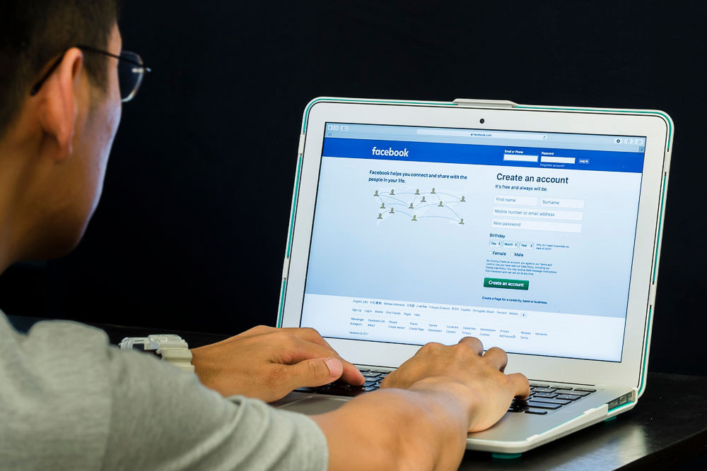 iLikeIT. Facebook are lista completă a telefoanelor şi SMS-urilor utilizatorilor