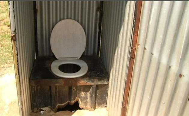 O fetiță de 5 ani a murit după ce a căzut în toaleta din curtea școlii