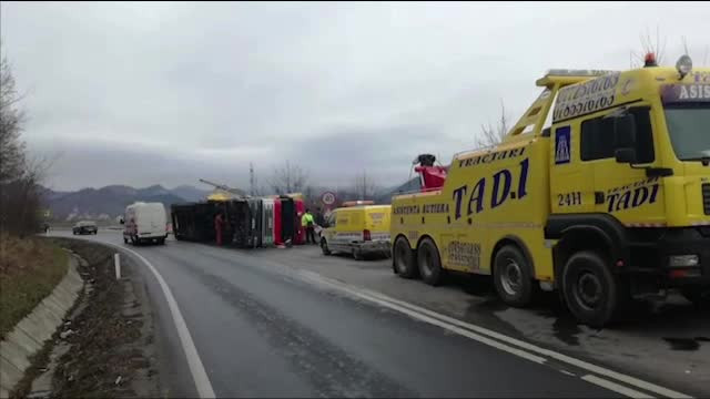 Probleme pe șosele din cauza ninsorilor. Un TIR a derapat și s-a răsturnat
