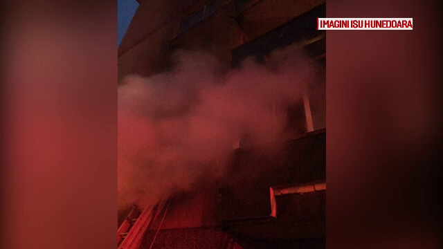 O ţigară uitată aprinsă l-a băgat în spital. 11 persoane au fost evacuate din bloc