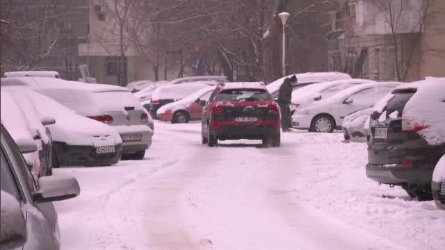 Trafic în condiții de iarnă în Capitală. Străzile secundare nu au fost deszăpezite