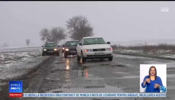 Șoferii din Gorj au ieșit la pescuit pe drumul către Tg. Jiu. Cu mașina mergem pe câmpi