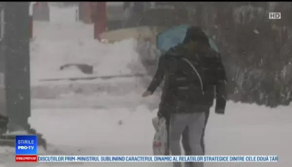 Europa, afectată de iarna târzie. Zeci de șoferi, blocați pe șoselele invadate de zăpadă