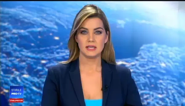 Probleme pe șosele din cauza ninsorilor. Un TIR a derapat și s-a răsturnat