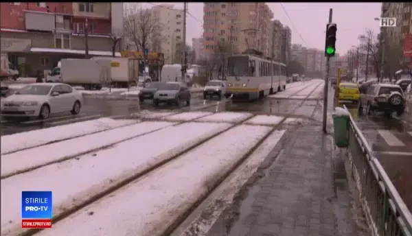 Trafic în condiții de iarnă în Capitală. Străzile secundare nu au fost deszăpezite