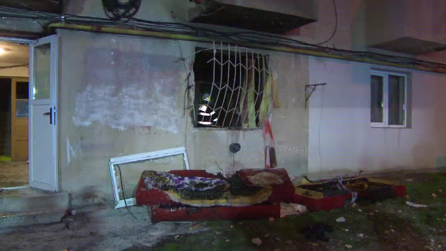 Explozie puternică, urmată de incendiu, într-un bloc din Tg. Jiu. Tânără de 24 de ani, rănită
