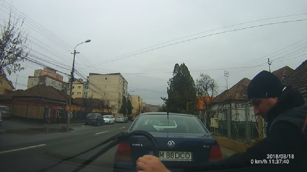 Bărbat filmat în Cluj când îndoia ștergătoarele mașinilor de pe o stradă. VIDEO