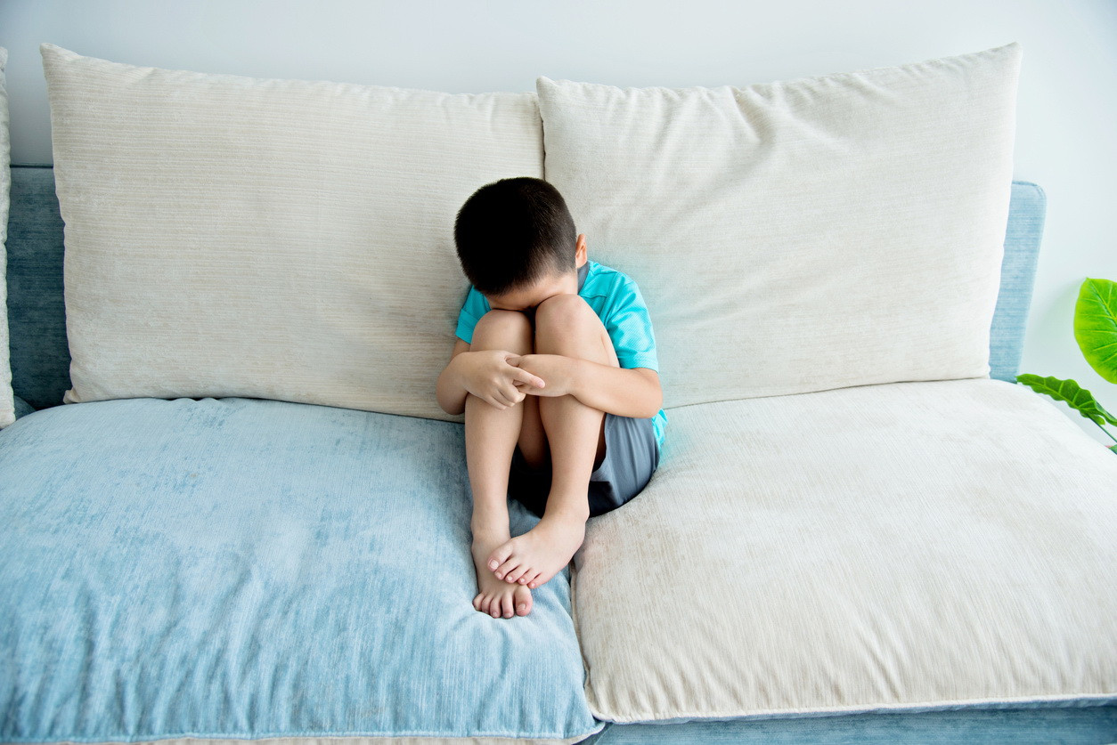 Un bărbat din Petroșani a bătut doi copii care s-ar fi certat cu fiica lui vitregă. Măsurile luate