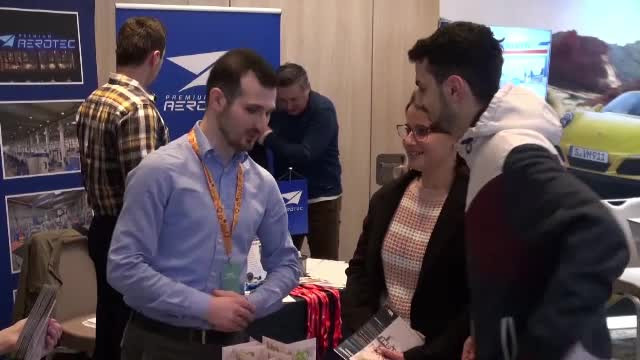 Companiile oferă chiar şi masaj la lucru ca să găsească angajaţi. "Vor să ne corupă"