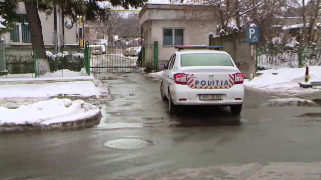 Fetițe agresate de un fost deținut, în timp ce tatăl dormea. Mama s-a dus să cumpere băutură