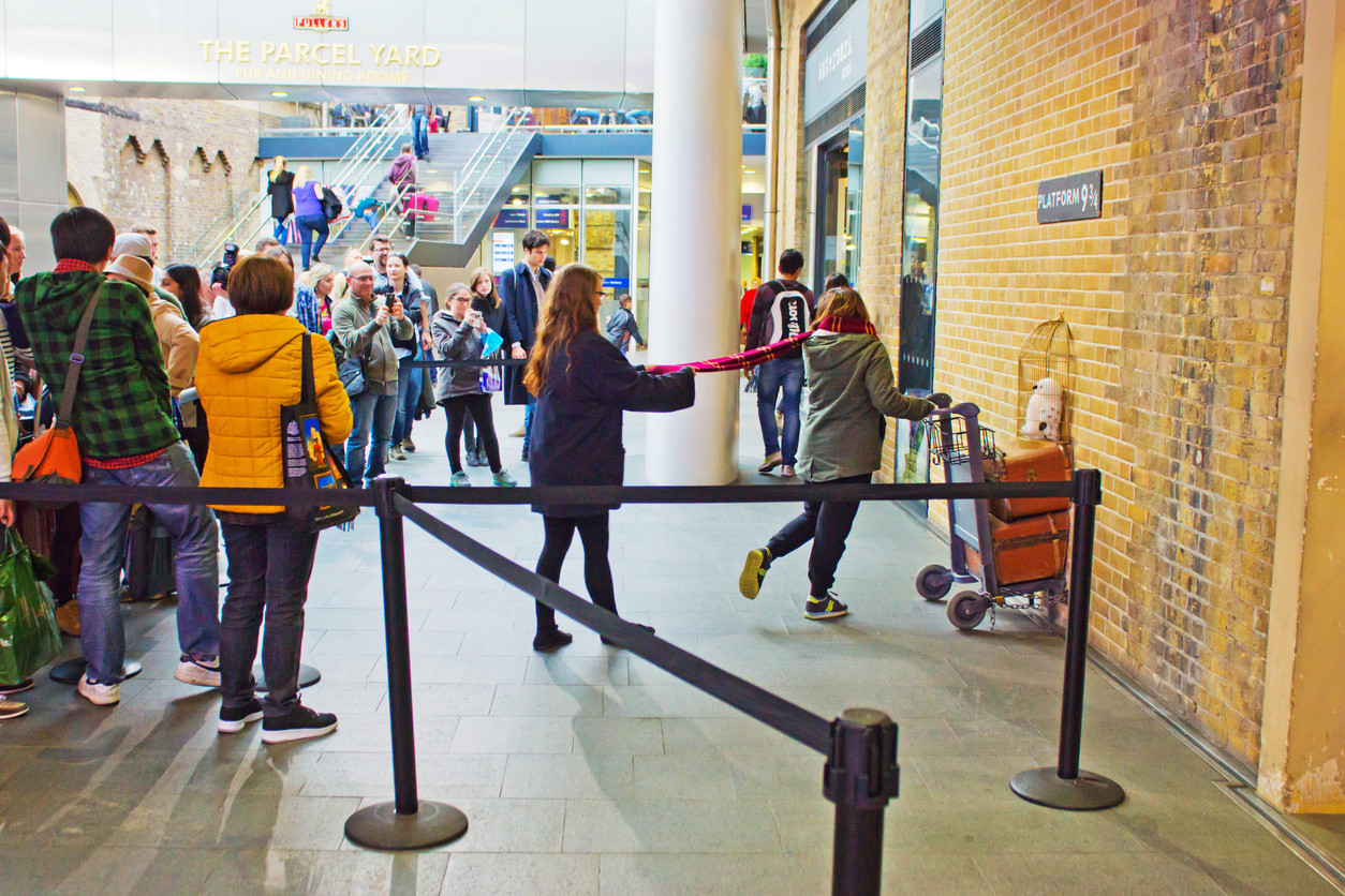 Elev uitat de profesori în gara King’s Cross, în timpul unei excursii