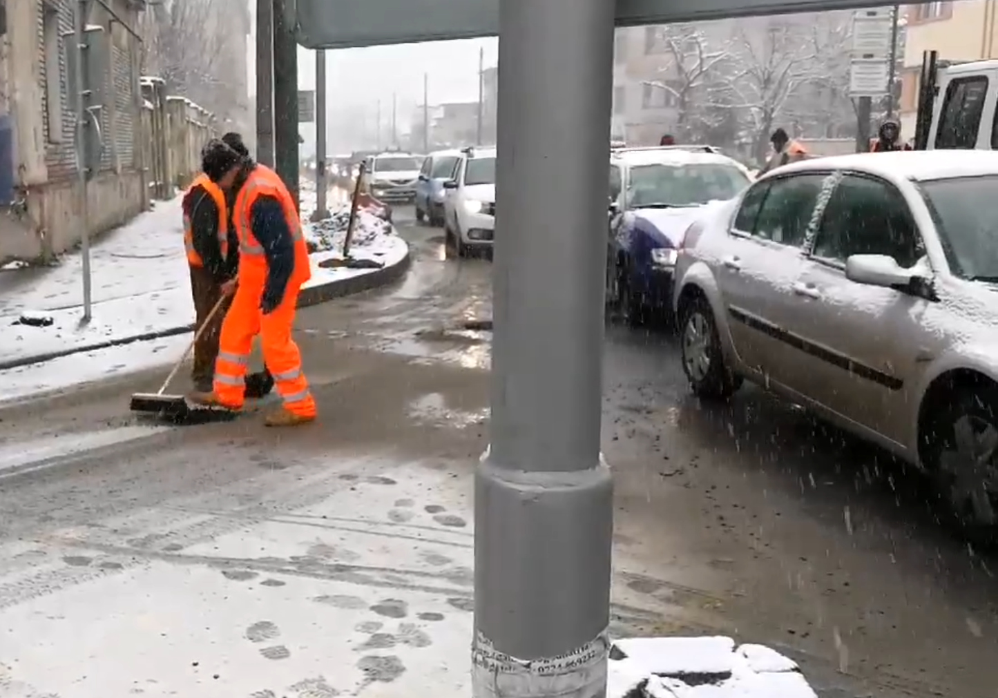 Asfaltare pe ninsoare, în Timişoara. Primarul a făcut un sondaj online ca să afle dacă e bine