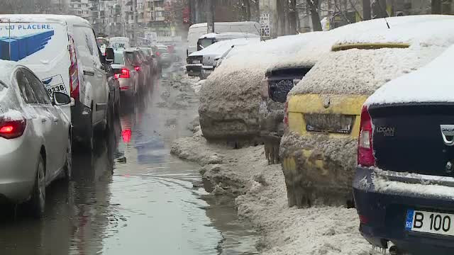 Mașini transformate în sloiuri de gheață, după ce zăpada topită a fost aruncată pe ele