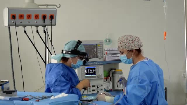 Mii de români apelează la micşorarea stomacului înainte să ţină regim sau să facă sport