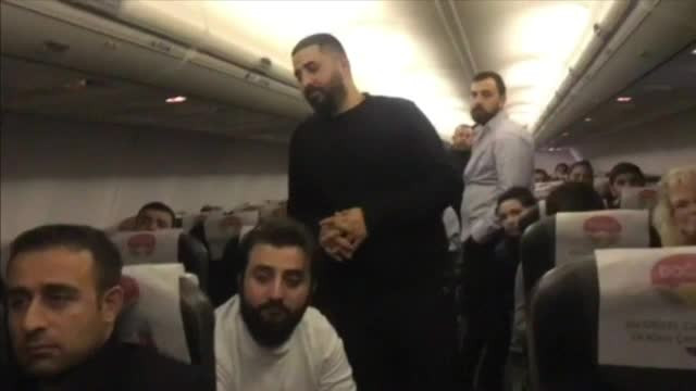 Pasageri ţinuţi 13 ore în avion, la sol. Ce explicaţie li s-a dat