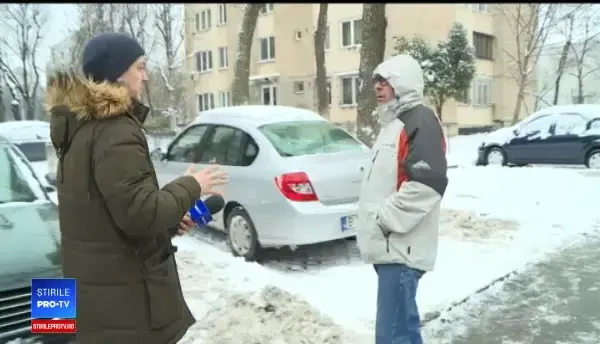 Mașini transformate în sloiuri de gheață, după ce zăpada topită a fost aruncată pe ele