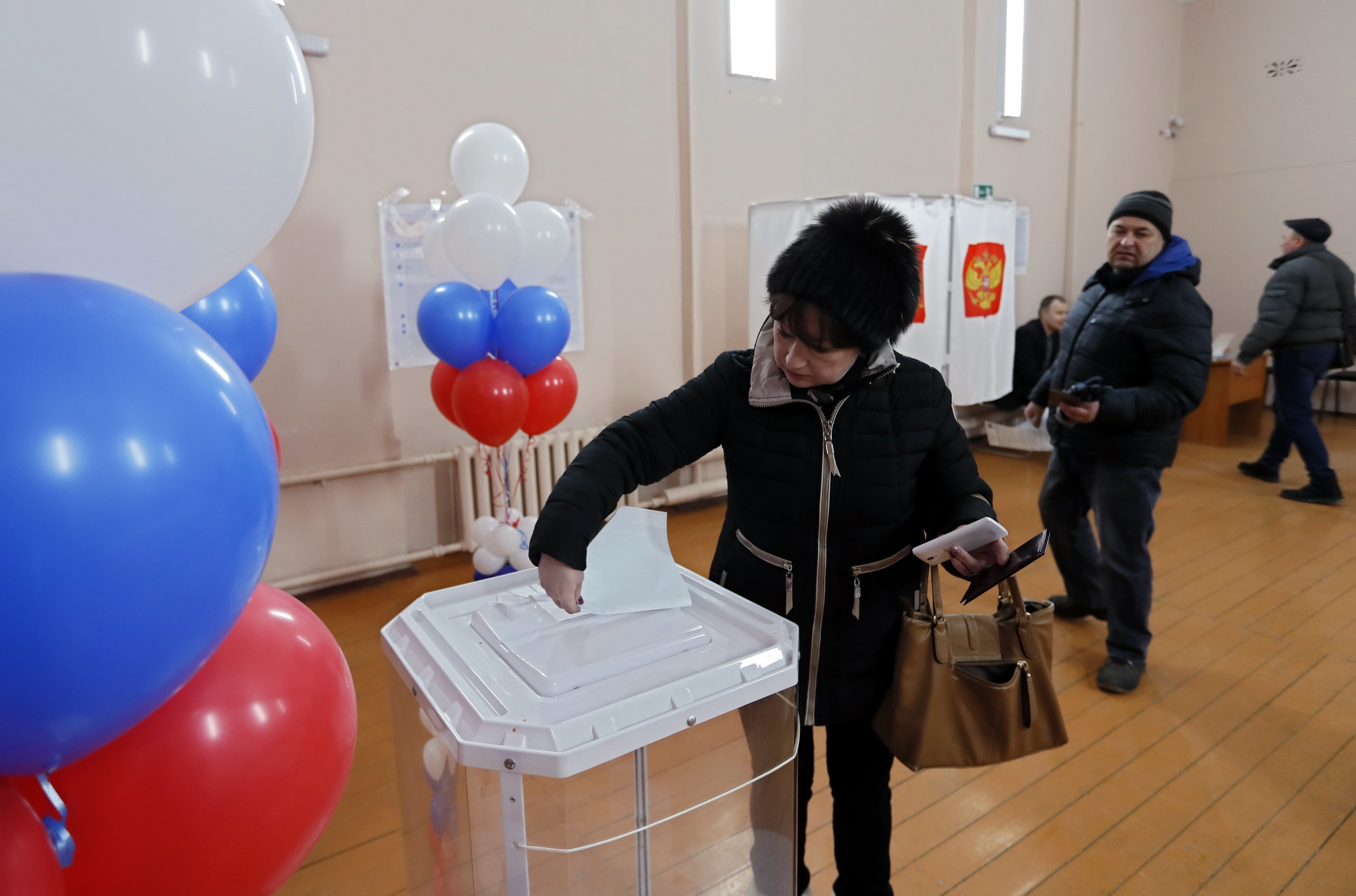 Ruși care ar fi votat de 2 ori la prezidențiale, fotografiați de jurnaliști Reuters. ”Poate sunt gemeni”