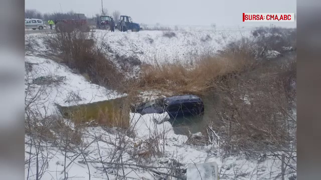 Patru femei rănite, după ce s-au răsturnat cu mașina într-un pârâu, în Dâmbovița