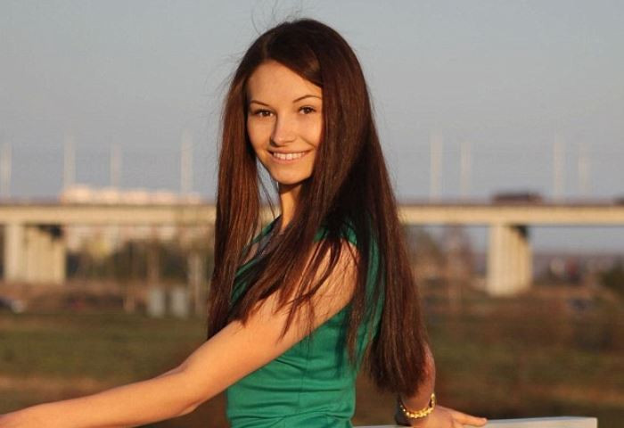 A sărit de la etajul al 6-lea după ce un bărbat ar fi încercat să o violeze. Tot ea a fost arestată