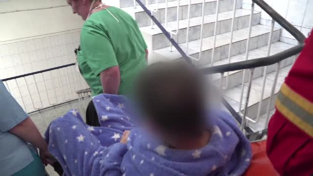 Pacienţi duşi pe braţe, într-un spital fără lift din Ploieşti. Asistentele, bolnave de la cărat