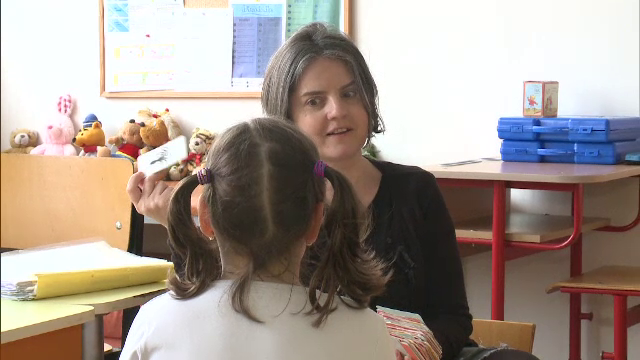 Accesul copiilor la telefoane agravează problemele de limbaj. Numărul logopezilor şcolari, incredibil de mic