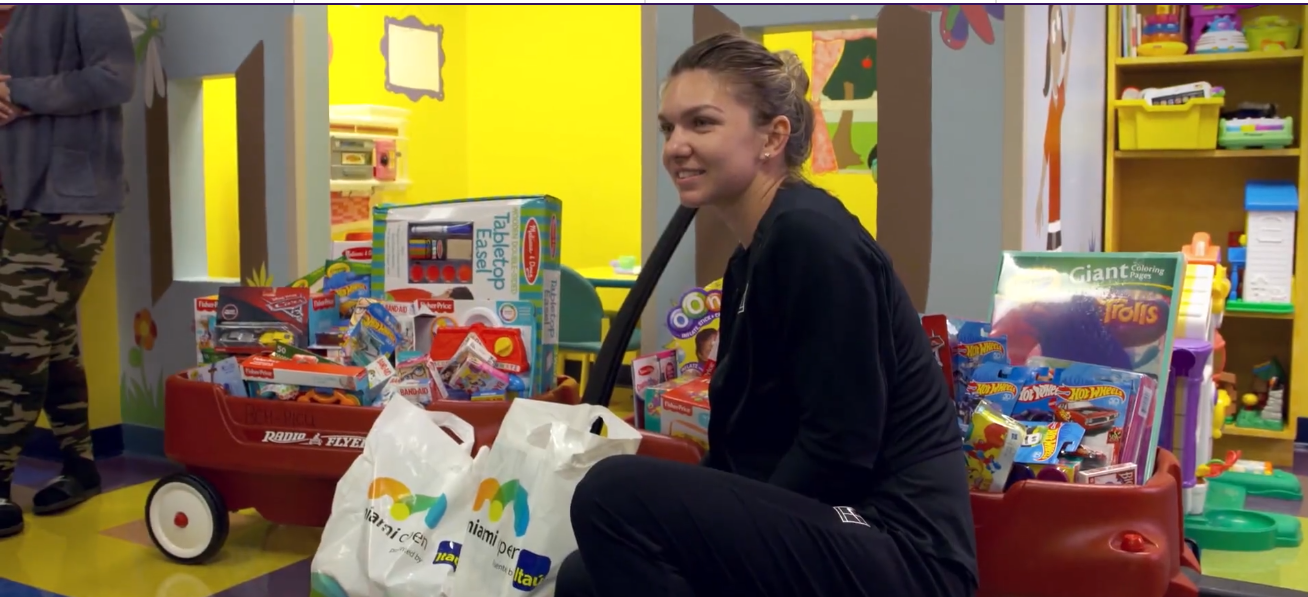 Simona Halep a vizitat un spital pentru copii din Miami, încărcată de daruri. VIDEO