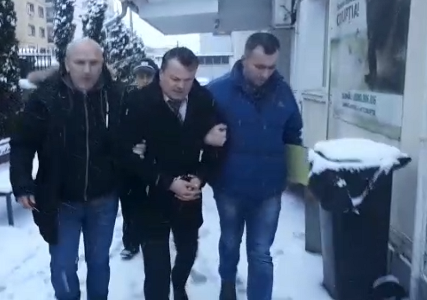 Bărbat din Argeş, reţinut pentru că şi-ar fi închis în casă 2 săptămâni soţia şi copiii