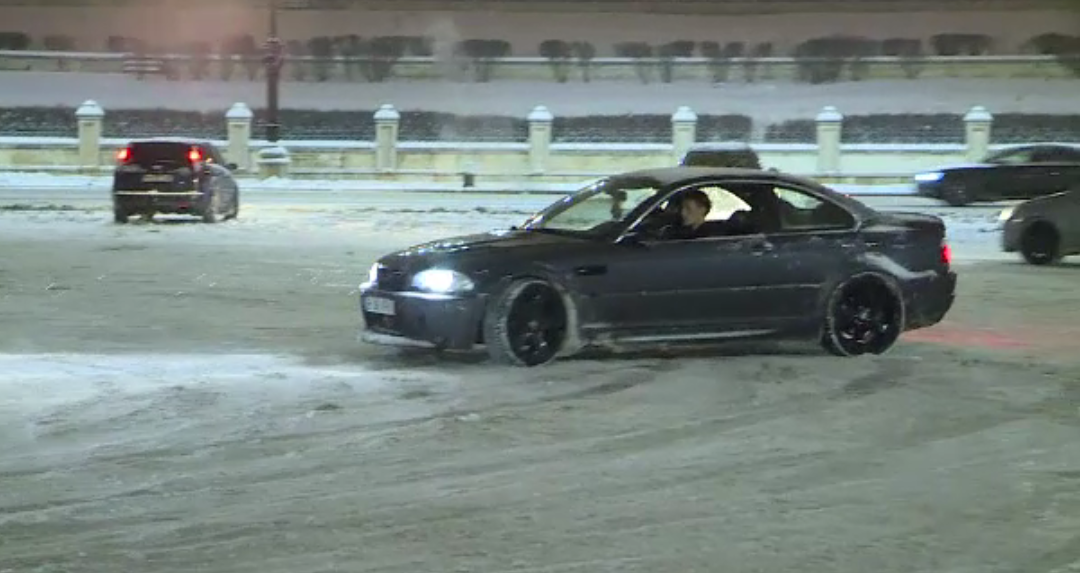 Drifturi pe zăpadă în Piața Constituției. Poliția i-a surprins în fapt