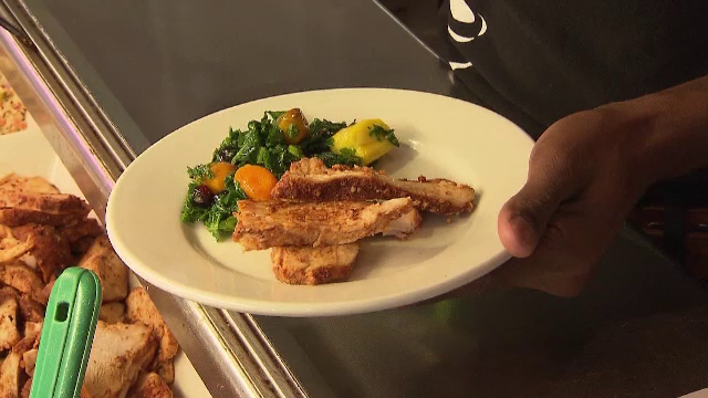 Studiu: dietele hipocalorice mențin mai mult timp tinerețea