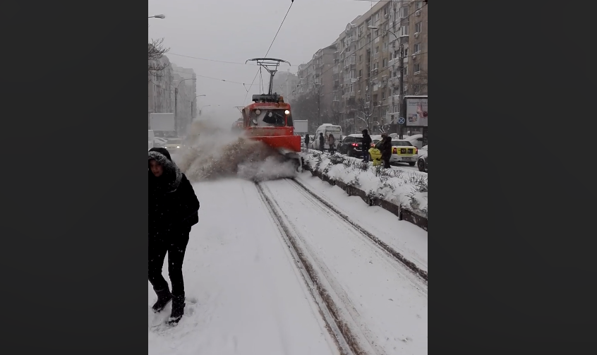 Angajat al RATB, cercetat după ce călătorii au fost împroșcați cu zăpadă, în stație