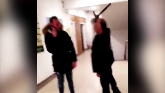 Scandal la un spital din Prahova. Paznic, filmat în timp ce lovește un vizitator