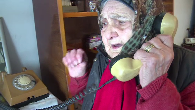 O bătrână din Dâmbovița, păgubită prin metoda „accidentul”. Ea fusese avertizată de fiu