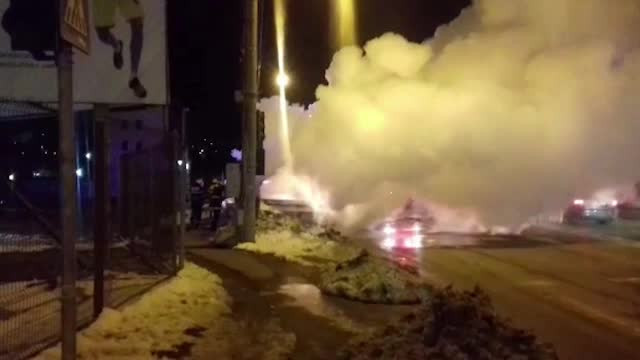 Un microbuz a luat foc în mers. Șoferul a văzut flăcări ieșind de sub scaun
