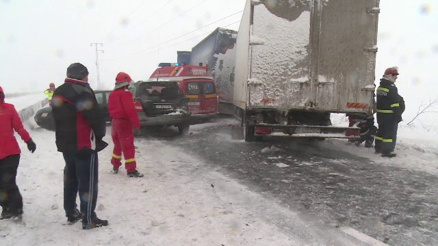 Accidente în lanț din cauza valului polar. Un șofer a rupt un stâlp și s-a electrocutat
