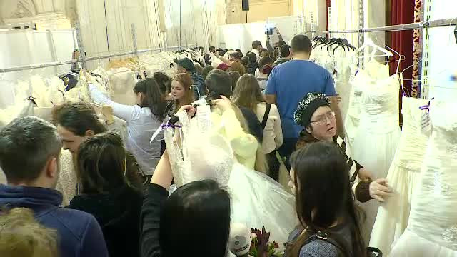 Târgul de nuntă din Capitală unde rochiile de mireasă au costat căteva zeci de lei