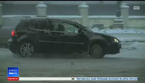 Câțiva tineri au făcut drifturi pe zăpadă în Piața Constituției. Poliția i-a surprins în fapt