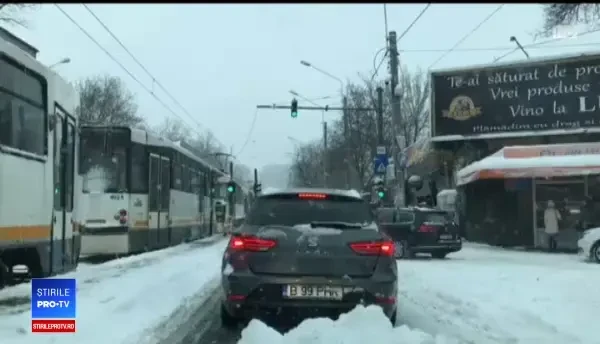 Șoferii se plâng că străzile secundare n-au fost deszăpezite. Cum se circulă în Capitală