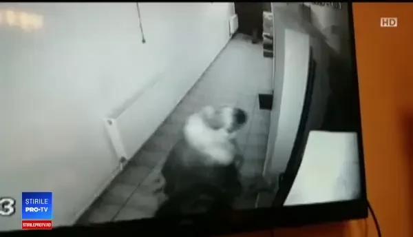 Secretara primăriei din Ştefăneşti a ajuns la spital. Femeia susţine că a bătut-o consiliera primăriţei