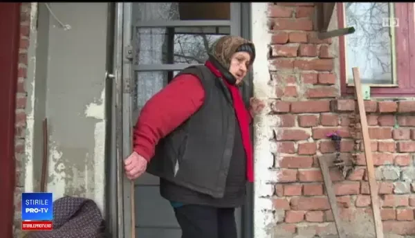 O bătrână din Dâmbovița, păgubită prin metoda accidentul. Ea fusese avertizată de fiu